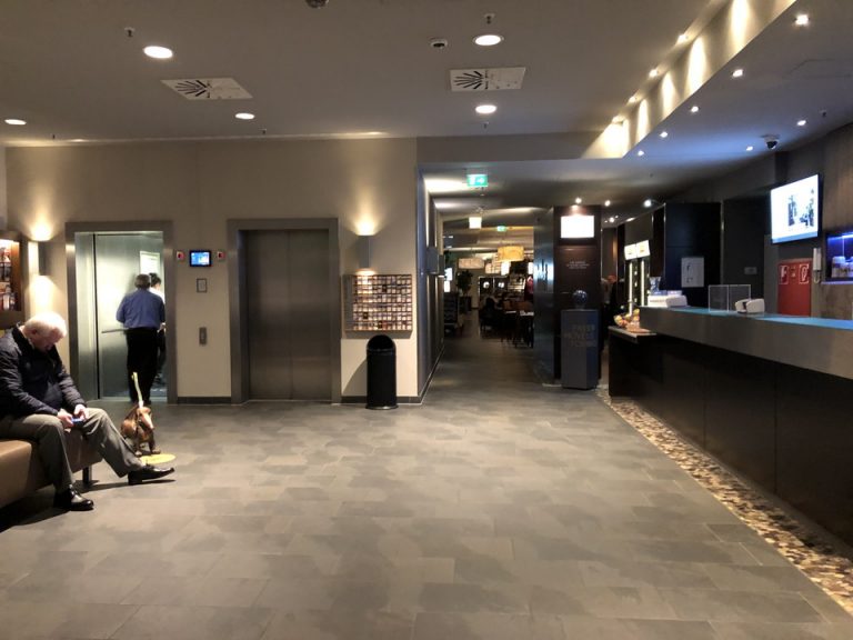 エレベーターホールフロント階