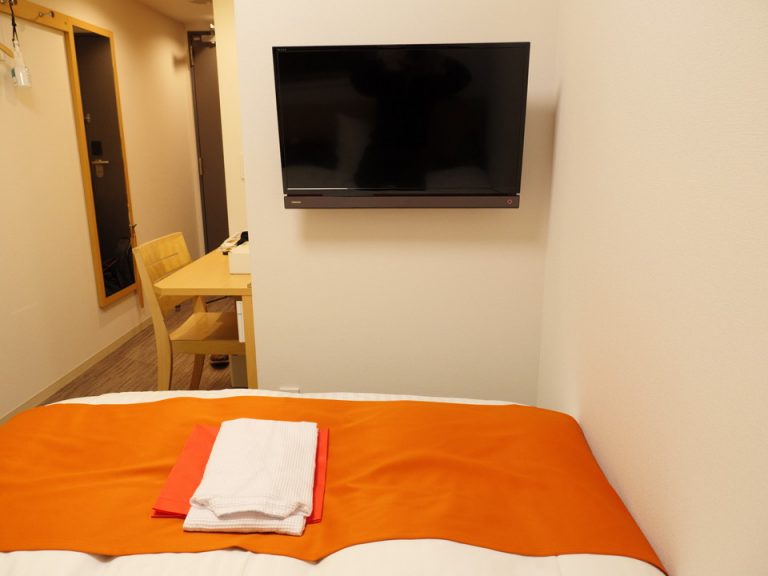 ベッド方向から TV2