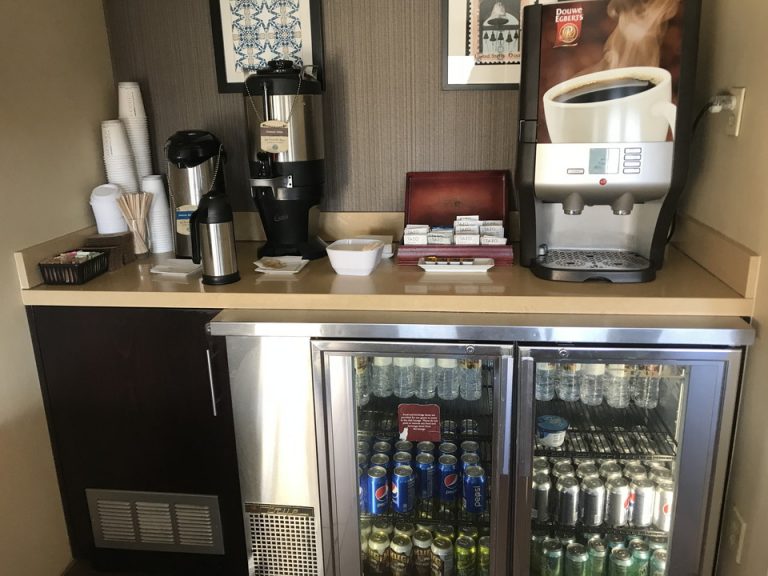 ラウンジ内のドリンクコーナーは24時間利用できました