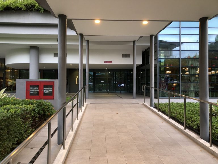 別のエントランス(1)