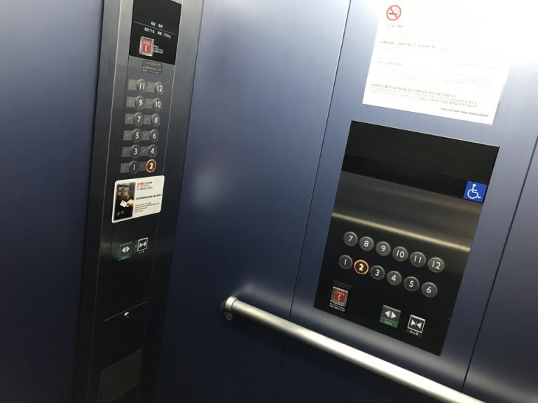 エレベーター内ボタン