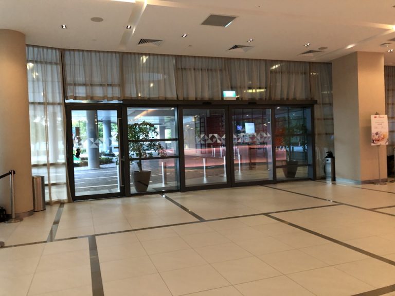 フロントからエントランスを撮影