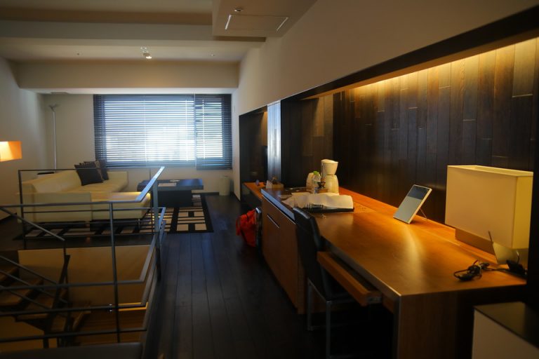 窓から部屋全景