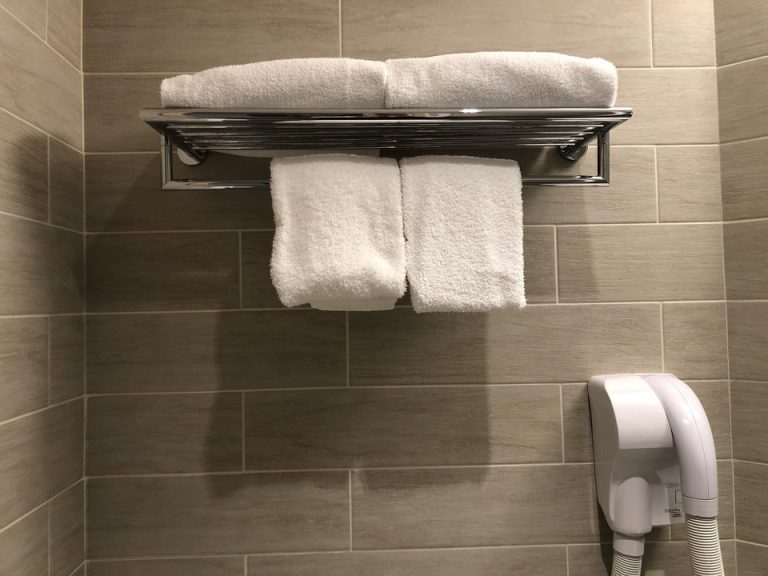 大小のタオル トイレ上