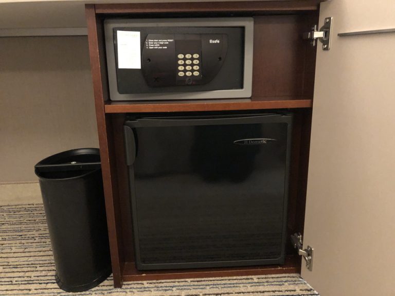 冷蔵庫、セーフティーボックス棚 開けた状態