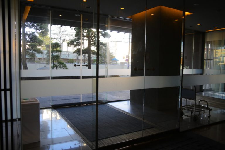 うちから外 ロビー