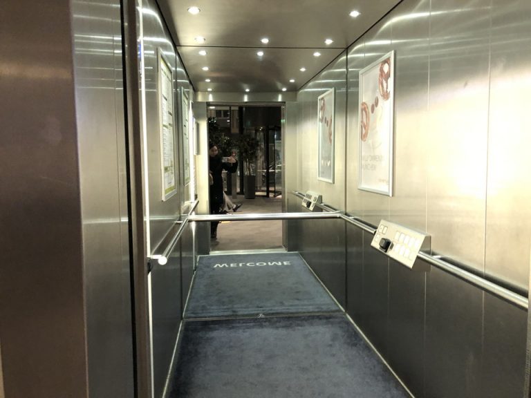 エレベーター内観 (2)