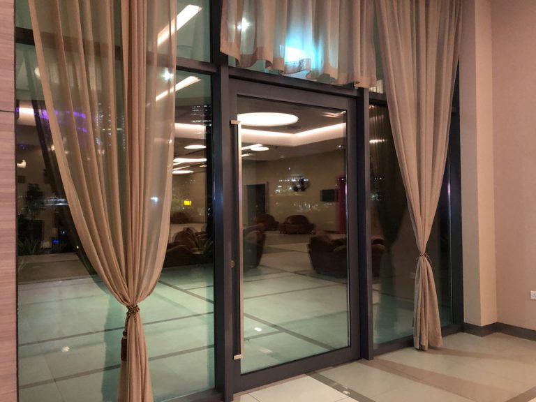 もう一つの別のエントランス 中から撮影