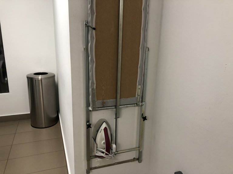 ランドリールームのアイロン台