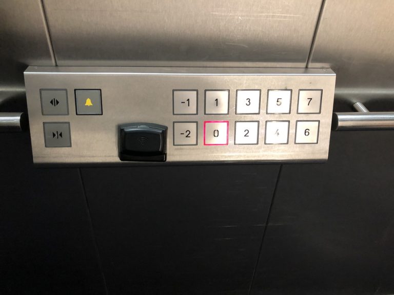 エレベーター階数ボタン