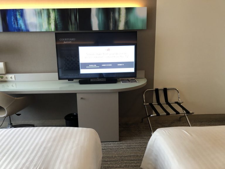 ベッド方向からTV