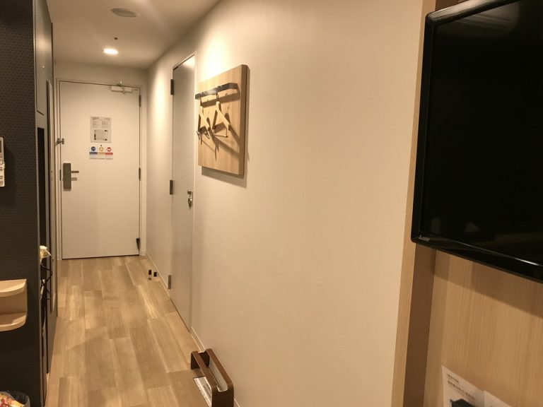 部屋から入口方面
