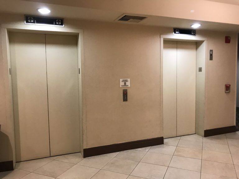 1階エレベーターホール