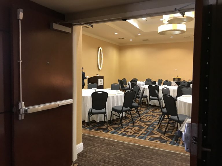 コンベンションホールの中を覗いてみました