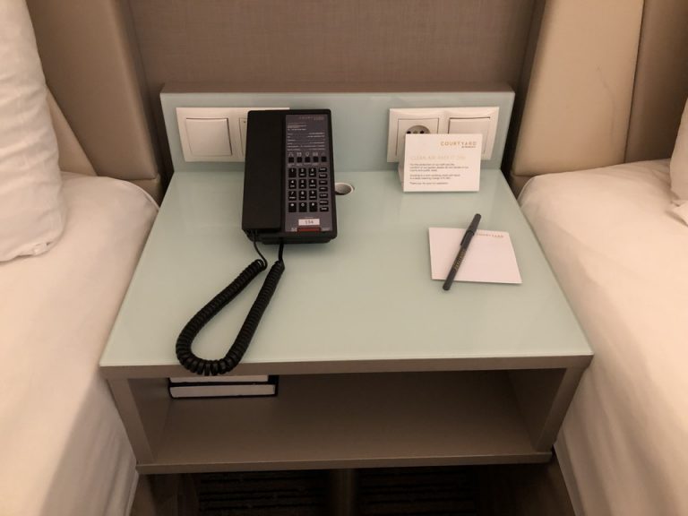 ベッドサイドテーブル