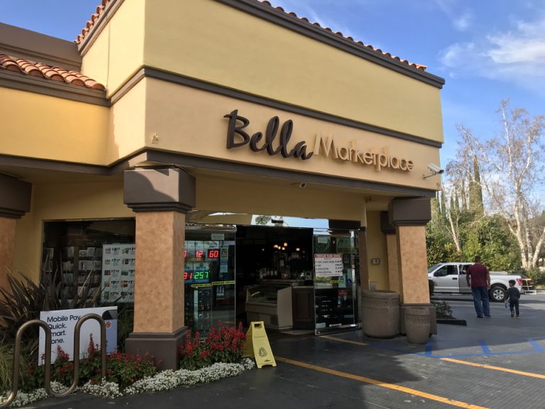 こちらのマーケットでスナック類が買えます