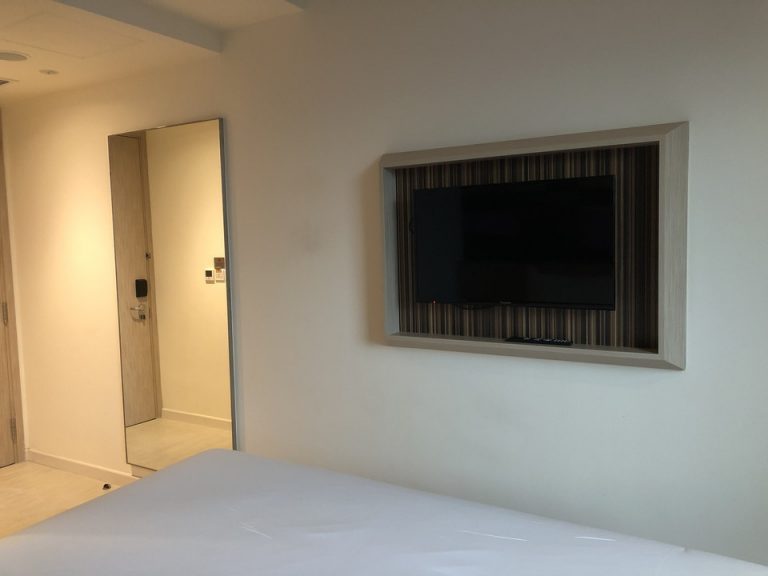 ベッド側からのテレビと全身鏡