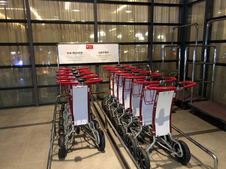 エントランスに置いてあるカート