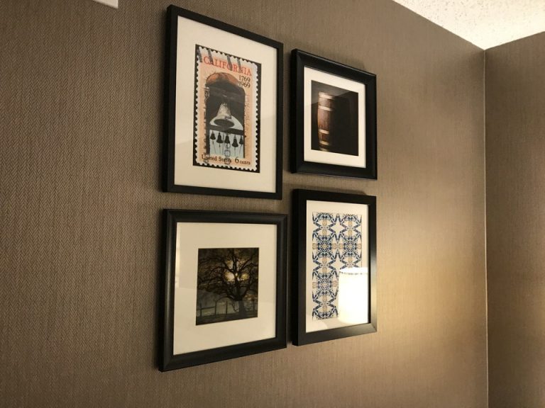 壁にかかっている絵