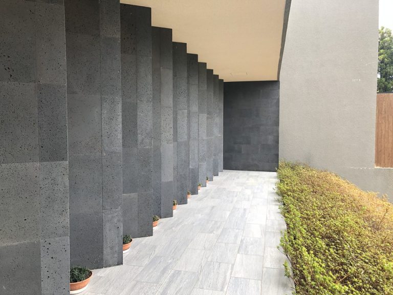 本館エントランスアプローチ2