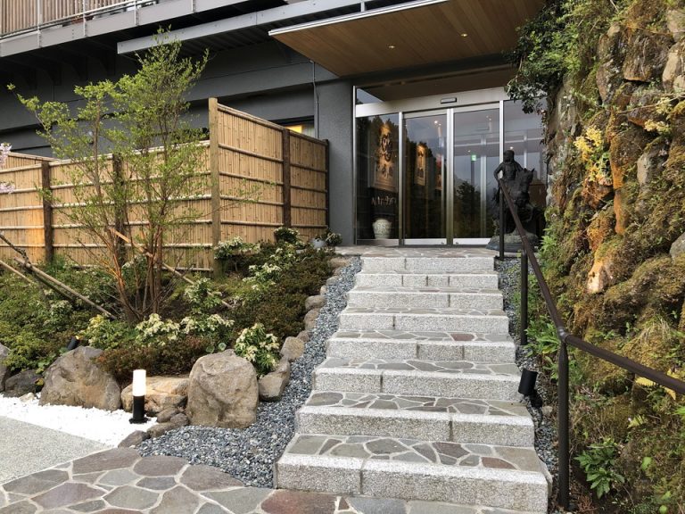 レジデンス棟エントランス