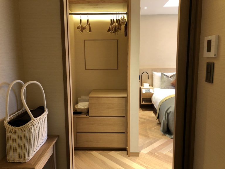 クローゼット外観(開けた状態)