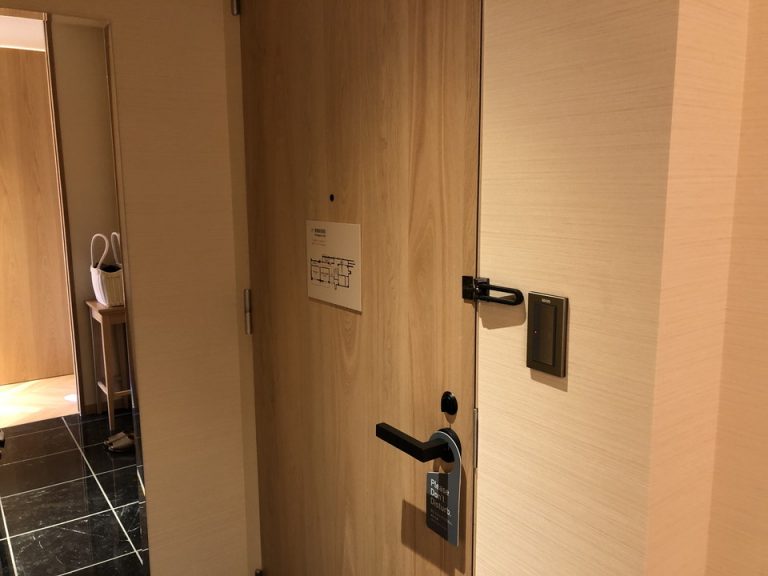 客室入口内観ドア