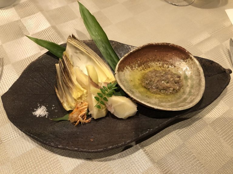 ディナーコース2.朝取り筍の岩塩包み焼きと木の芽の香るバーニャカウダー