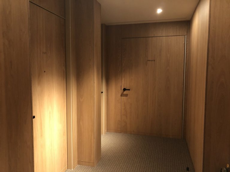 レジデンス棟客室入口付近廊下