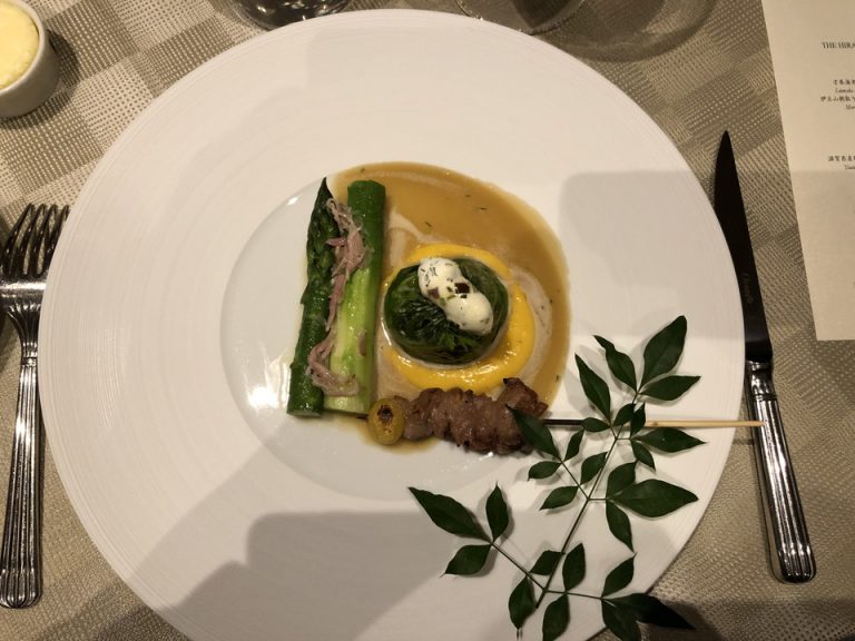 ディナーコース6.手長海老とフォアグラを包んだフランス産鶉のロースト坂主グリーンアスパラガス添え