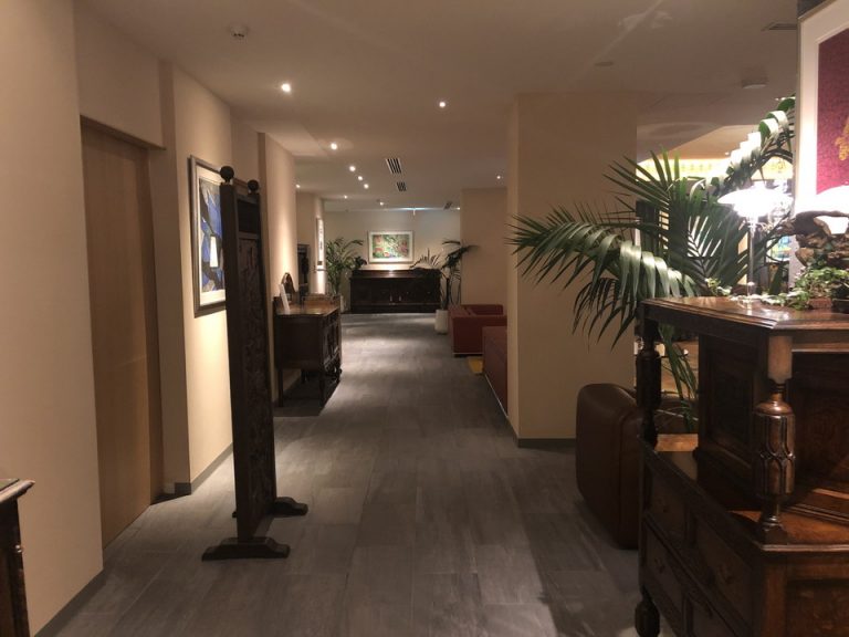 本館エントランス〜メインロビーへの通路