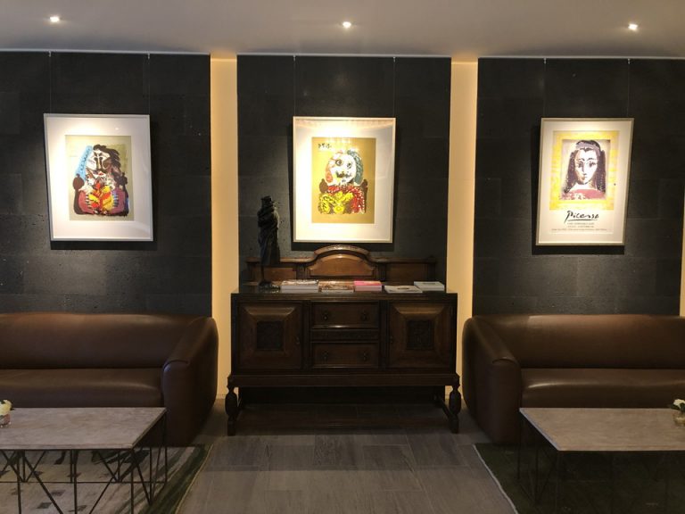 ロビー・廊下にはピカソのリトグラフ