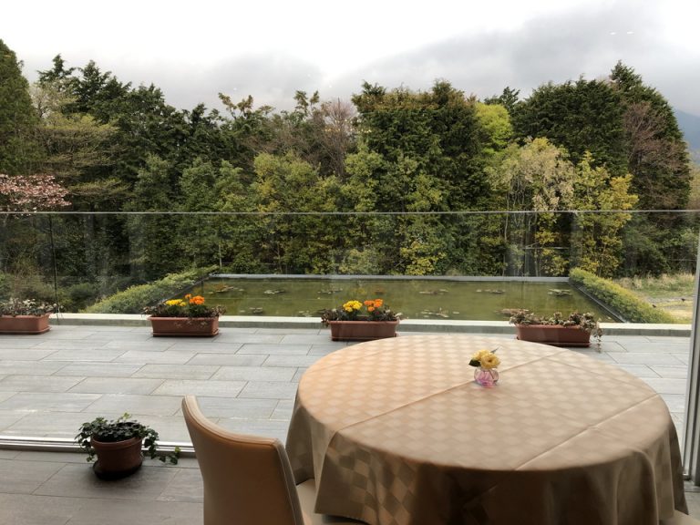 本館メインロビーテラス席から水盤を見る