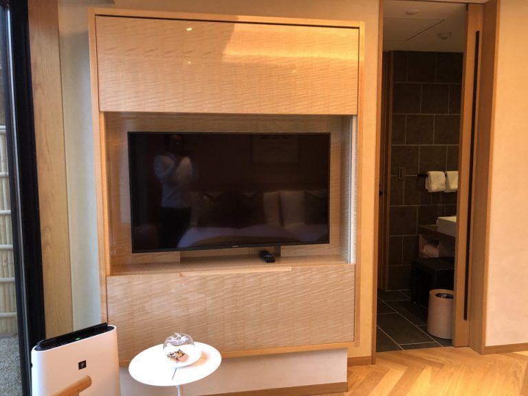 ベッド方向からTV