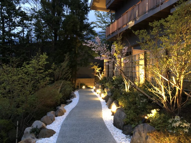 本館〜レジデンス棟アプローチ(夜景)