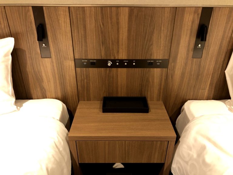 ベッドサイドテーブル