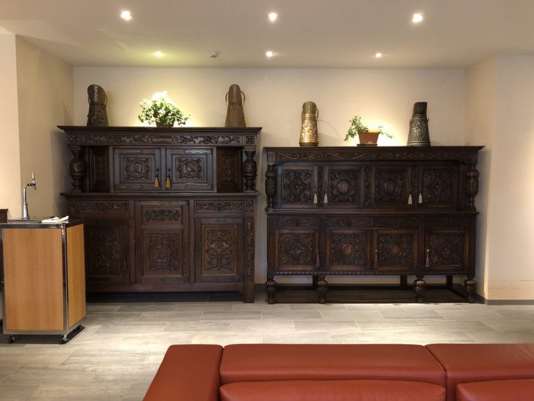 ロビー・廊下に設置されたアンティーク家具