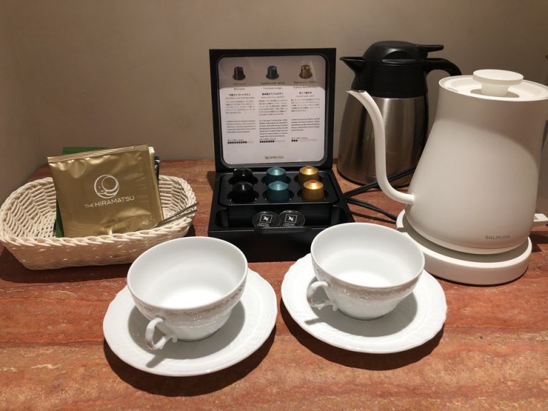 カフェはネスプレッソ、ポットはバルミューダ