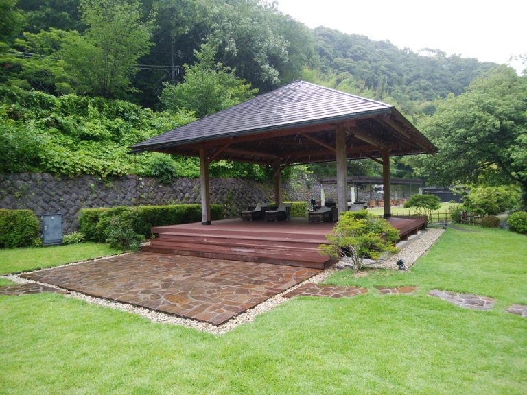 そばには吉奈川のせせらぎが聞こえて癒されるには最高のソファーエリア