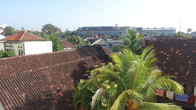 ORG_DSC05989廊下から撮ったホテルの裏