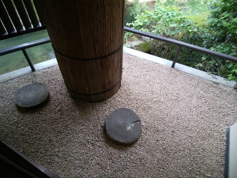 テラスには玉砂利が敷いてあり跳び石ならぬ跳び丸太木がありました。サンダルが置いてあればなぁと思いました