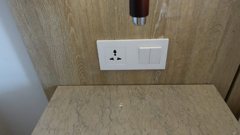 ORG_DSC05916ベッド横のコンセント