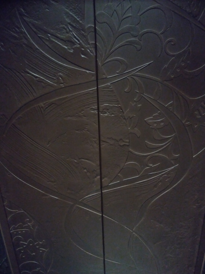 エレベーター扉には模様が入っており重厚な感じでした
