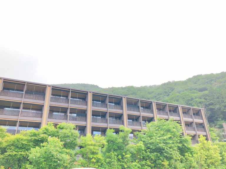 外観。木々に囲まれた建物