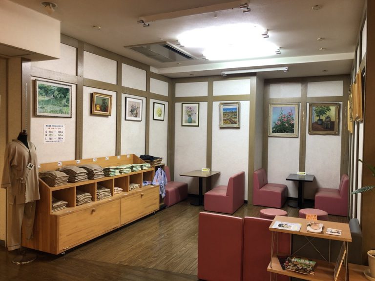お部屋に行く前にここで「作務衣」と「浴衣」のどちらか好きな方を選びました