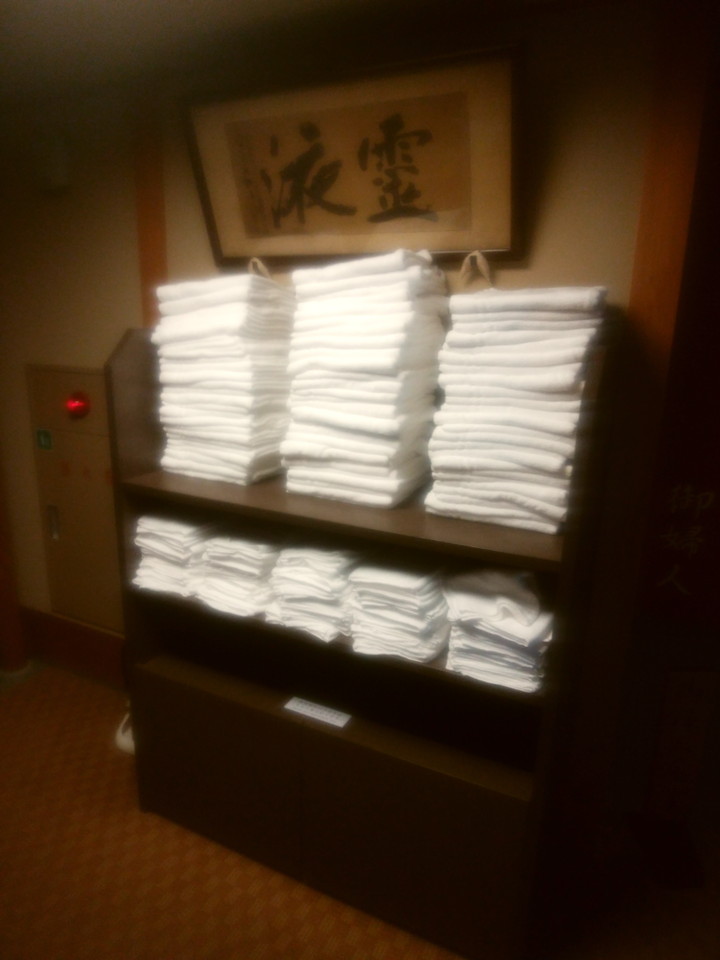 タオルは内風呂脱衣場にありお部屋から運ばなくて良しです、jpg