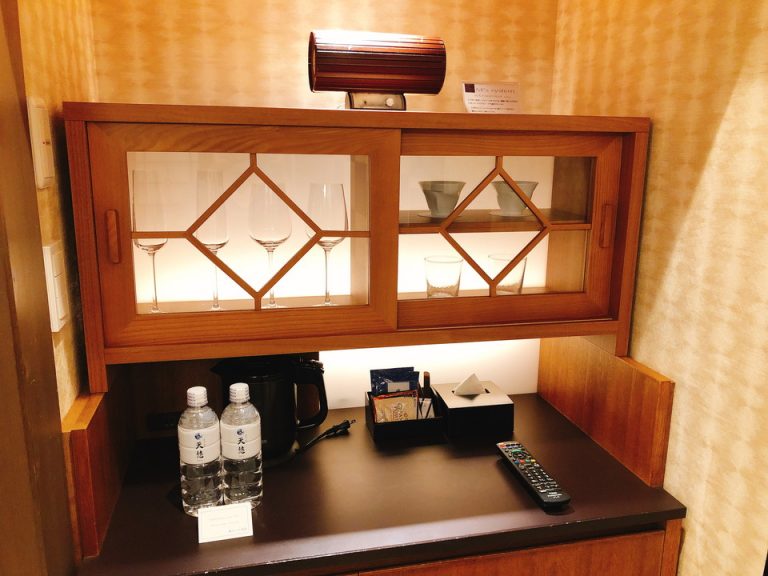 ミニバー。お水やドリップコーヒーなど完備