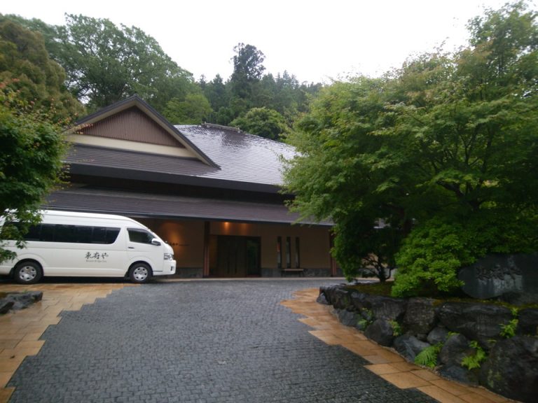 玄関棟には車寄せがあり雨に濡れる事なくスムーズに館内へ行けます。