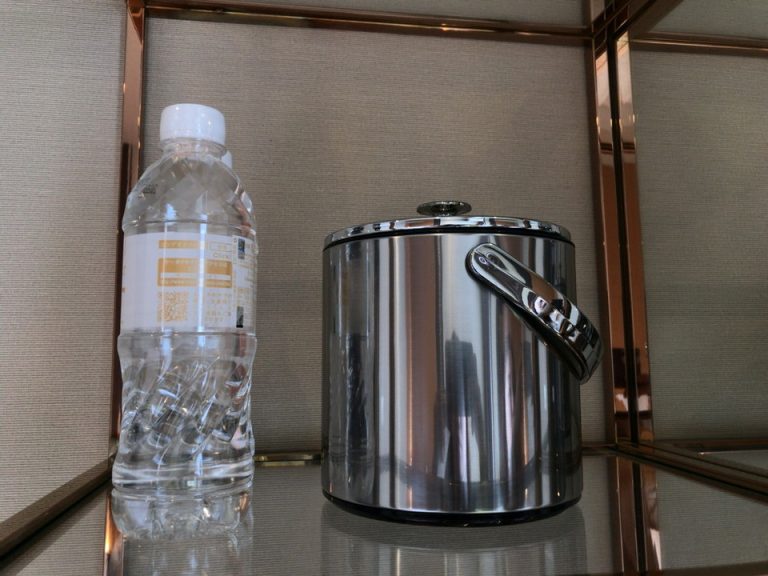 アイスケース、水