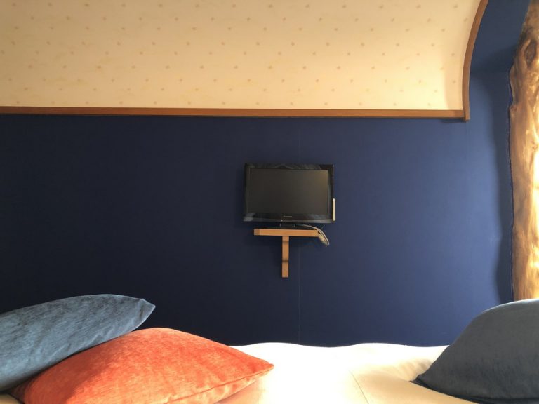 寝室 ベッドからテレビ